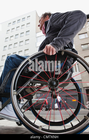 Low angle view of man en fauteuil roulant Banque D'Images