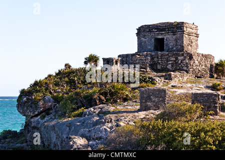 Ruines Maya perché sur une falaise au-dessus de l'océan à Playa del Carmen, Quintana Roo, Mexique. Banque D'Images