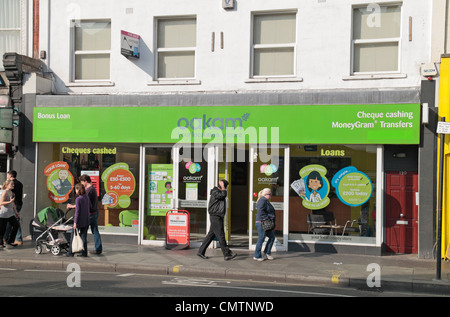 Le Shop Oakam sur Uxbridge Road, Shepherds Bush, à l'ouest de Londres, Royaume-Uni. Banque D'Images