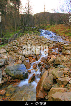 L'eau qui coule à travers des rochers dans la hure dans le Lake District, Cumbria, Angleterre, Royaume-Uni Banque D'Images