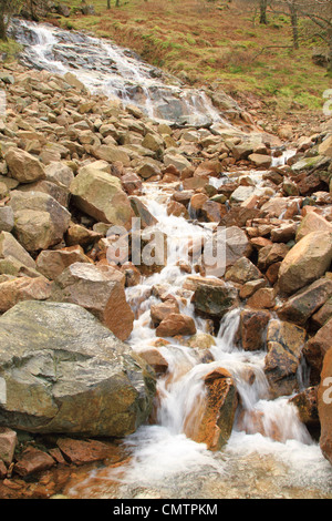 L'eau qui coule à travers des rochers dans la hure dans le Lake District, Cumbria, Angleterre, Royaume-Uni Banque D'Images