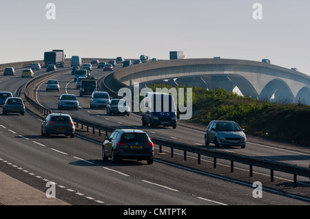 Matin le trafic passant sur le pont d'Orwell sur A14, Ipswich, Suffolk, Angleterre. Banque D'Images