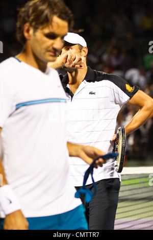Andy Roddick de USA réagit après sa victoire contre Roger Federer de la Suisse au Sony Ericsson Open, à Crandon Park, FL Banque D'Images