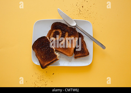 Burnt Toast sur plaque avec OK sculptés dans du c Banque D'Images