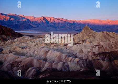 Première lumière de l'aube sur Manly Beacon - Death Valley, California USA Banque D'Images