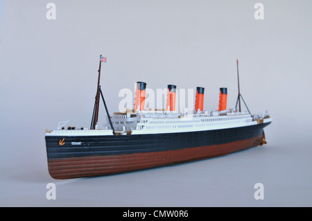 Réplique exacte du modèle kit du Titanic ship set sur un fond bleu. Banque D'Images