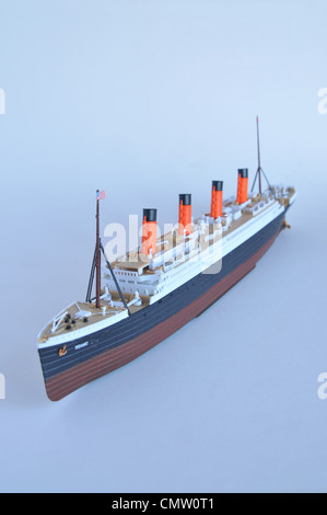 Réplique exacte du modèle kit du Titanic ship set sur un fond bleu. Banque D'Images