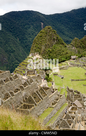 Vue sur la partie supérieure de les ruines de Machu Picchu Banque D'Images