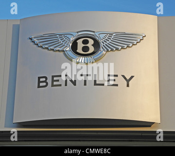 L'entreprise automobile Bentley marque sur un garage usage éditorial seulement photographié dans le cadre d'une vente de voiture, de la voie publique ce n'est pas un fac-similé de la reproduction à des fins d'auteur. Banque D'Images