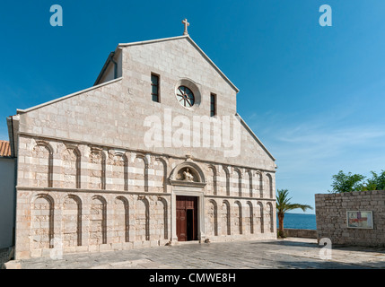 Façade de l'Ouest en arc (église) Cathédrale St Mary the Great (Crkva svete Marije Velike) dans la ville historique de Rab, Croatie Banque D'Images