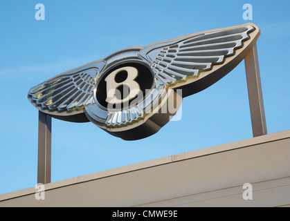 L'entreprise automobile Bentley marque sur un garage usage éditorial seulement photographié dans le cadre d'une vente de voiture, de la voie publique ce n'est pas un fac-similé de la reproduction à des fins d'auteur. Banque D'Images