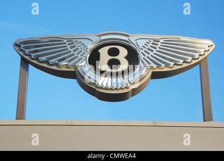 L'entreprise automobile Bentley marque sur un garage usage éditorial seulement photographié dans le cadre d'une vente de voiture, de la voie publique ce n'est pas un fac-similé de la reproduction à des fins d'auteur. Banque D'Images