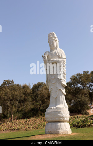 En statue de bouddha exposés dans un jardin public Banque D'Images