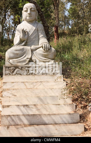 En statue de bouddha exposés dans un jardin public Banque D'Images