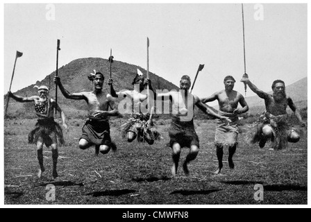 1925 guerriers maoris répéter une danse Haka néo-zélandais. Banque D'Images