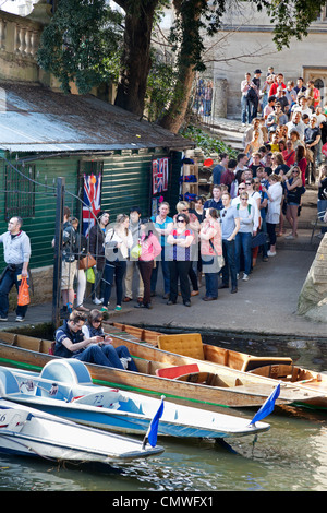 La Queue pour plates par Pont-de-la-Madeleine, Oxford au printemps Banque D'Images