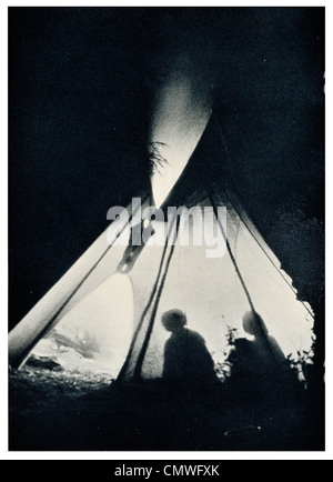 1925 lampe de poche dans un tipi Banque D'Images