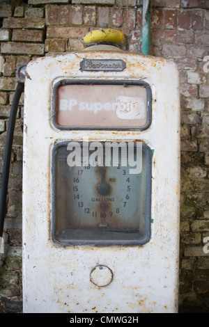 Ancienne pompe à essence BP avec des unités en gallons Banque D'Images