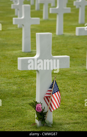 Tombe et USA flag à l'American National Cemetery and Memorial au-dessus d'Omaha Beach à St Laurent en Normandie Banque D'Images