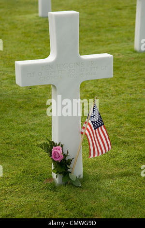 Tombe et USA flag à l'American National Cemetery and Memorial au-dessus d'Omaha Beach à St Laurent en Normandie Banque D'Images