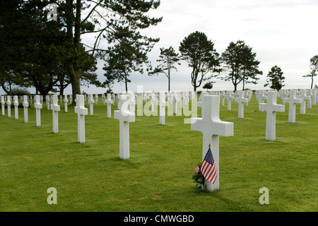 Tombes et USA flag à l'American National Cemetery and Memorial au-dessus d'Omaha Beach à St Laurent en Normandie Banque D'Images