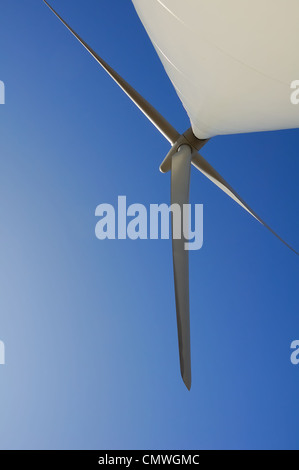 Vue oblique d'une éolienne sur Whitelee parc éolien. Image réalisée à partir de la base jusqu'à la tour avec des objectifs grand angle. Banque D'Images