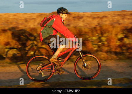 Du vélo de montagne dans la lumière du soir sur le sentier près de South Hessary Tor, Dartmoor National Park, Devon Banque D'Images