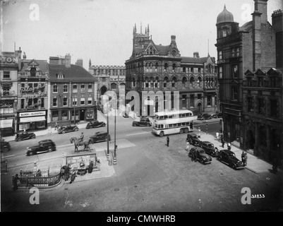 Queen Square, WOLVERHAMPTON, 1939 - 1945. Queen Square durant les années de la Deuxième Guerre mondiale (1939-1945). À gauche Banque D'Images