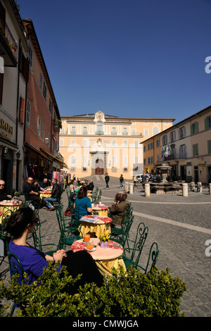Italie, Latium, Castel Gandolfo, Piazza della Libertà, café et Palais des Papes Banque D'Images
