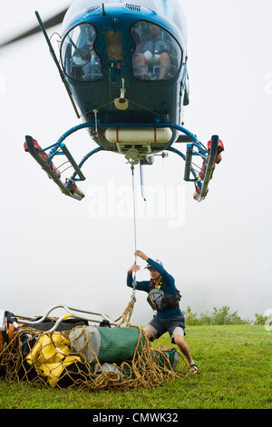 Équipement de levage pour un hélicoptère heli-aventure en rafting sur la rivière North Johnstone, Queensland, Australie Banque D'Images