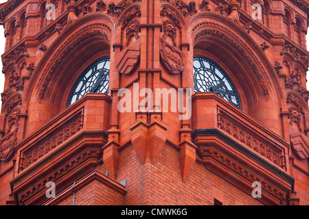 Close up image of pier head building Cardiff Bay, montrant deux visages de l'horloge Banque D'Images