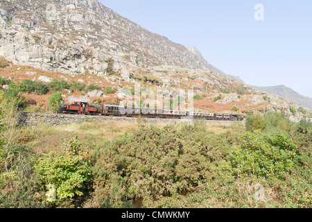 Locomotive à vapeur tirant un train de voyageurs sur la Blaenau Ffestiniog Railway Banque D'Images