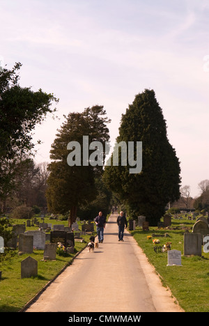 Les gens promènent leurs chiens le long chemin à Ann's Hill Cemetery, Gosport, Hampshire, Royaume-Uni. Banque D'Images