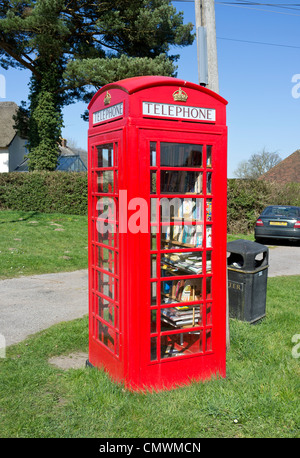 UK téléphone rouge fort converti en un échange de livres Banque D'Images