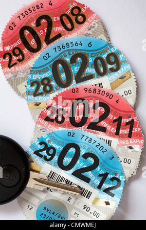 disques de taxe de voiture pour 2008, 2009, 2011, 2012 avec clé de voiture sur fond blanc Banque D'Images