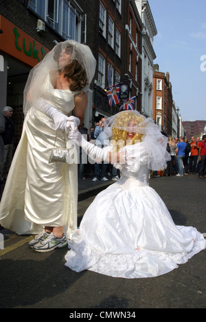 Célébrations dans le quartier Soho de Londres après le mariage royal de William et Kate 2011 Banque D'Images