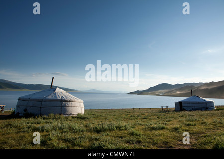 Ger (yourte) avec Great White Lake (Terkhiin Tsagaan Nuur), la Mongolie Banque D'Images