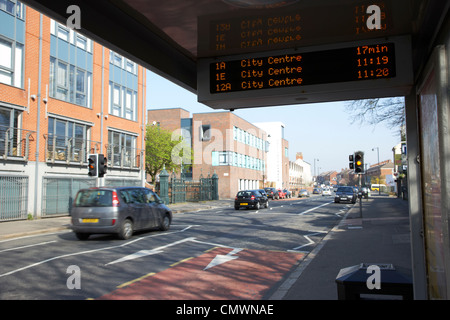 Système de suivi des bus sur un bustrak abri bus s'arrêter sur une route principale à Belfast en Irlande du Nord uk Banque D'Images