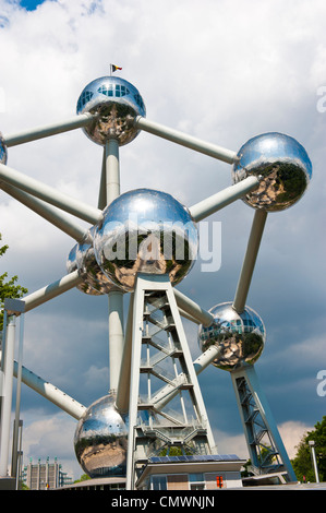 Gros plan des sphères de l'Atomium monument situé à Bruxelles, en Belgique. Banque D'Images