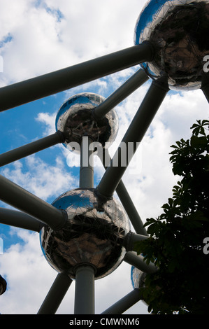 Trois sphères d'argent sur le dessus de l'Atomium à Bruxelles, Belgique. Banque D'Images