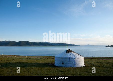 Ger (yourte) avec Great White Lake (Terkhiin Tsagaan Nuur), la Mongolie Banque D'Images