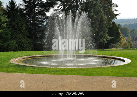 Fontaine dans le parc de "Roche-Bagnoles" près de la la mairie de Bagnoles de l'Orne. Banque D'Images