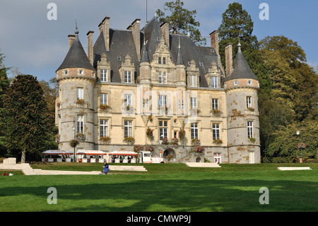 Le château et le parc de 'Roche-Bagnoles' ou 'Château' Tessé (et aussi l'hôtel de ville) à Bagnoles de l'Orne (Orne, Normandie, France). Banque D'Images