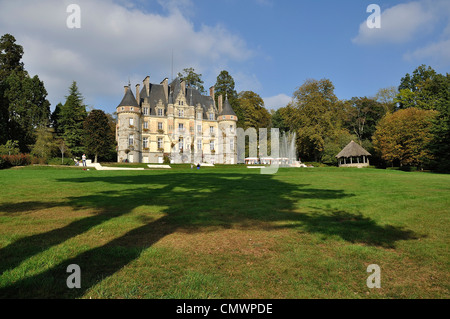 Le château et le parc de 'Roche-Bagnoles' ou 'Château' Tessé (et aussi l'hôtel de ville) à Bagnoles de l'Orne (Orne, Normandie, France). Banque D'Images