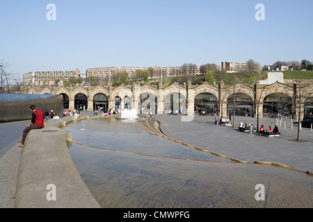 Sheaf Square Water dispose d'une gare en cascade, centre-ville de Sheffield, Angleterre, Royaume-Uni Banque D'Images