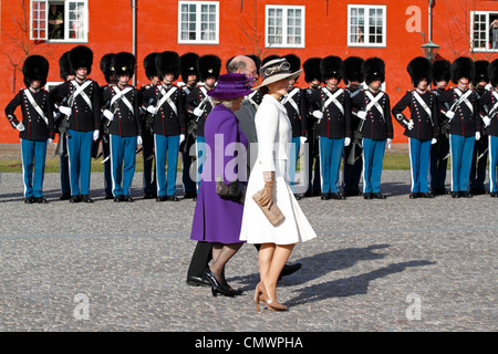 La princesse Mary du Danemark et Camilla duchesse de Cornouailles visiter le monument national commémoratif à la Citadelle Kastellet. Banque D'Images