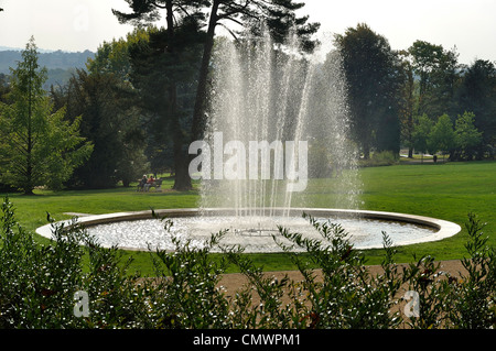 Fontaine dans le parc du château de 'Roche-Bagnoles" à Bagnoles de l'Orne ville (Normandie, France). Banque D'Images