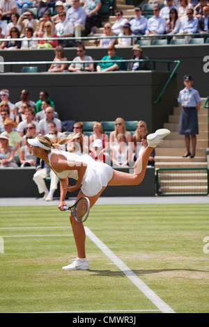 Yourievna Maria Sharapova (RUS) sert au 2ème tour du championnat de tennis de Wimbledon 2011 Banque D'Images