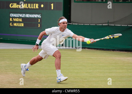 Rafael Nadal (ESP) joue dans la 2ème manche du Championnat de Tennis de Wimbledon 2011 Banque D'Images