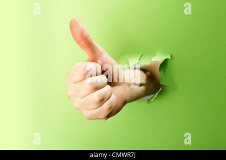 Man making pouce geste vers le creux du livre vert. Banque D'Images